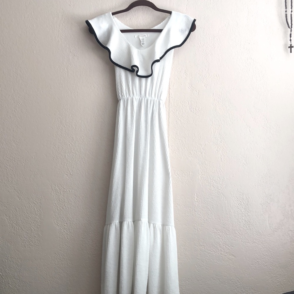 Super cute midi white dress with black trim.  Tie in the front or back.